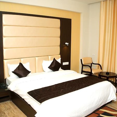 Hotel Lavanya Palace Ratlam ภายนอก รูปภาพ