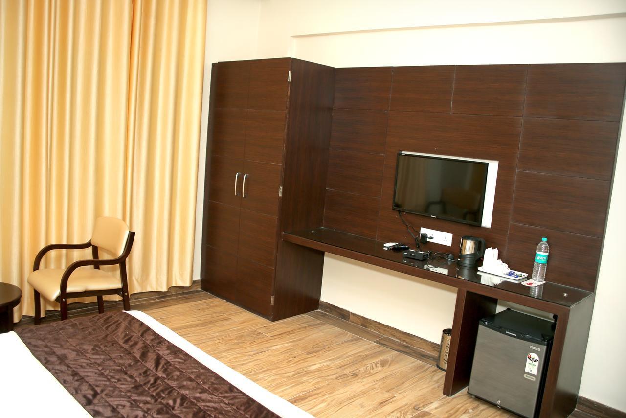 Hotel Lavanya Palace Ratlam ภายนอก รูปภาพ