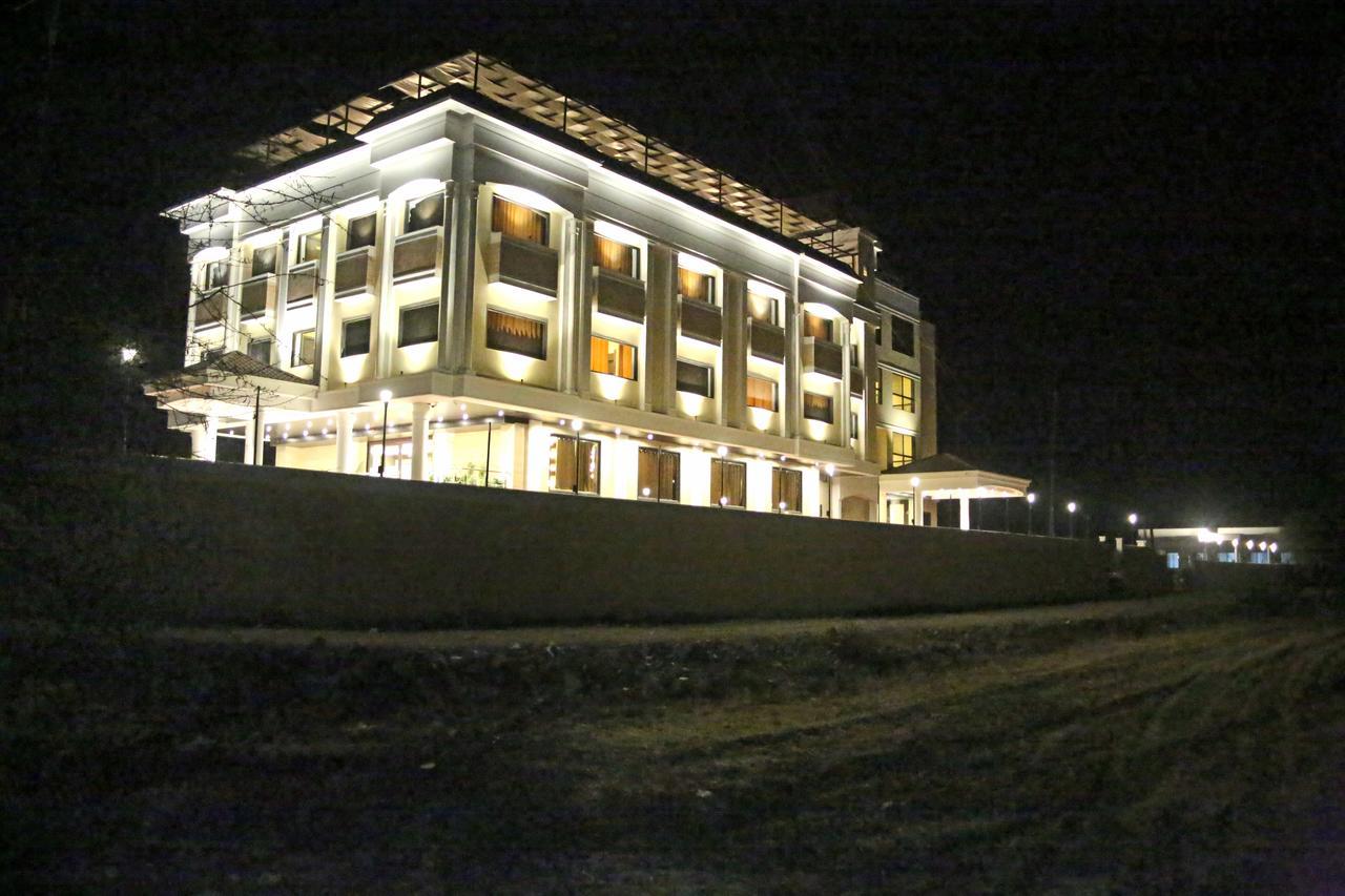 Hotel Lavanya Palace Ratlam ภายนอก รูปภาพ