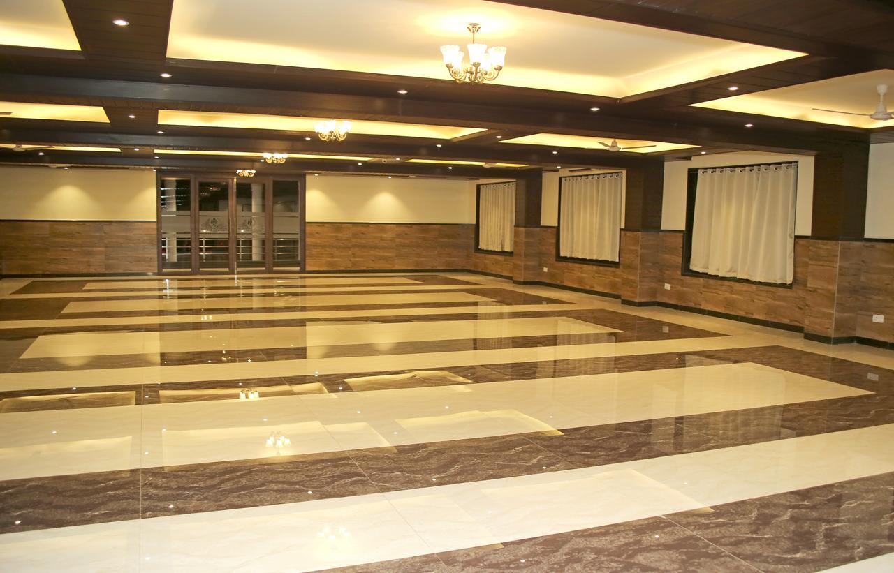 Hotel Lavanya Palace Ratlam ภายนอก รูปภาพ