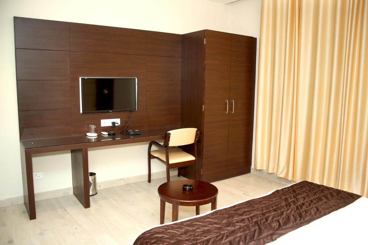 Hotel Lavanya Palace Ratlam ภายนอก รูปภาพ