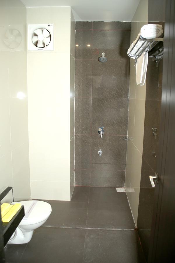 Hotel Lavanya Palace Ratlam ภายนอก รูปภาพ