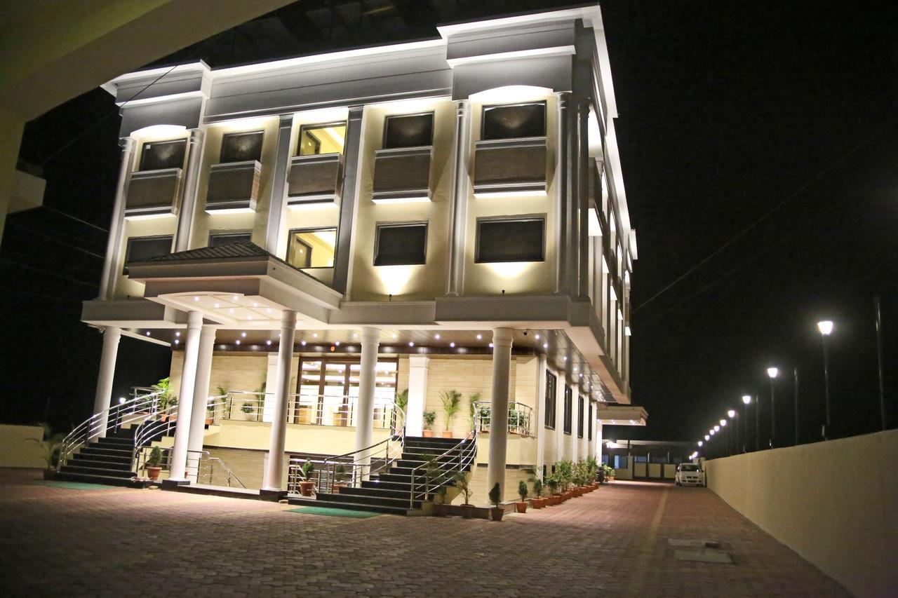Hotel Lavanya Palace Ratlam ภายนอก รูปภาพ
