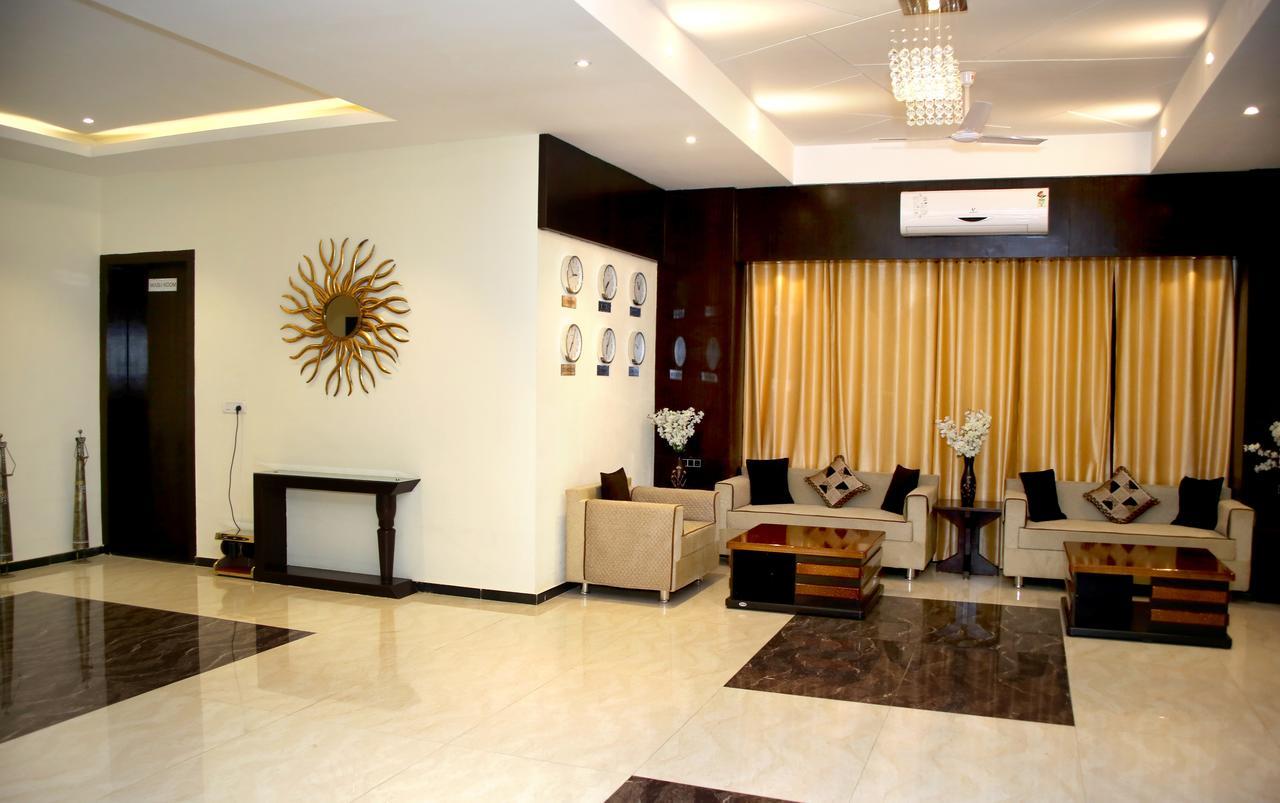 Hotel Lavanya Palace Ratlam ภายนอก รูปภาพ