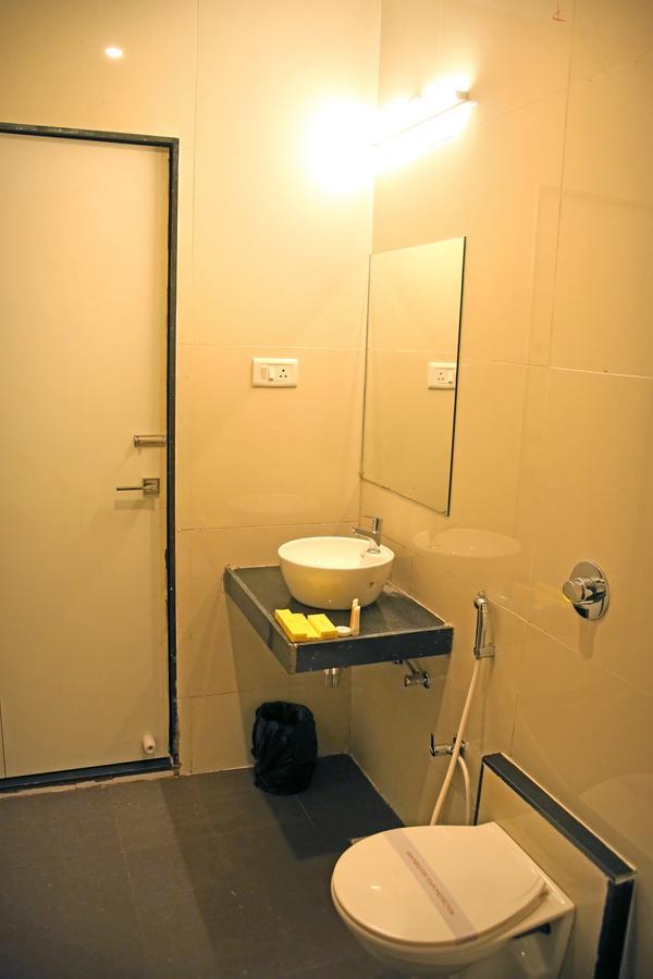 Hotel Lavanya Palace Ratlam ภายนอก รูปภาพ