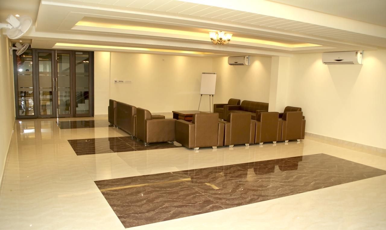 Hotel Lavanya Palace Ratlam ภายนอก รูปภาพ