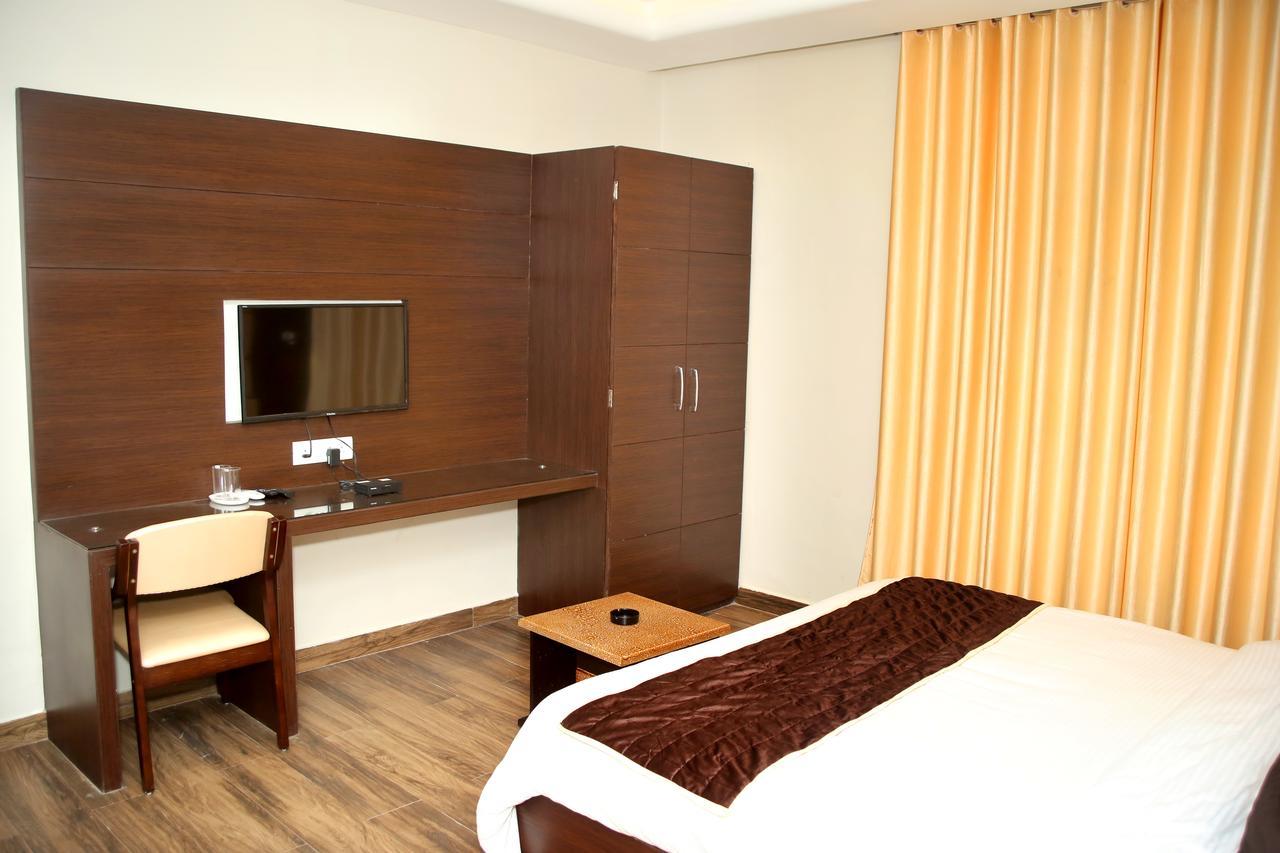 Hotel Lavanya Palace Ratlam ภายนอก รูปภาพ