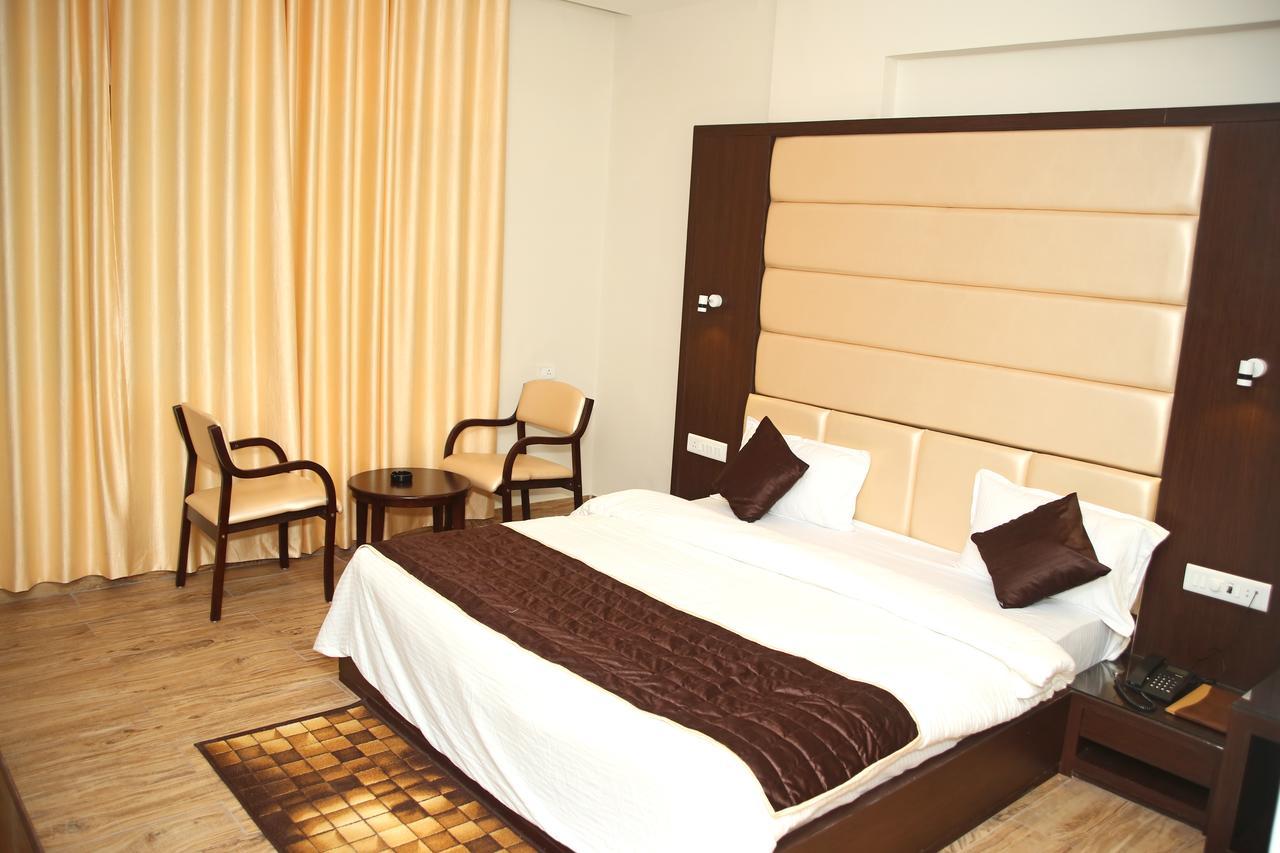 Hotel Lavanya Palace Ratlam ภายนอก รูปภาพ