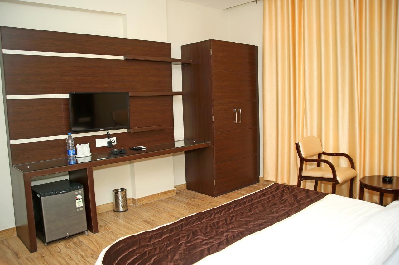 Hotel Lavanya Palace Ratlam ภายนอก รูปภาพ