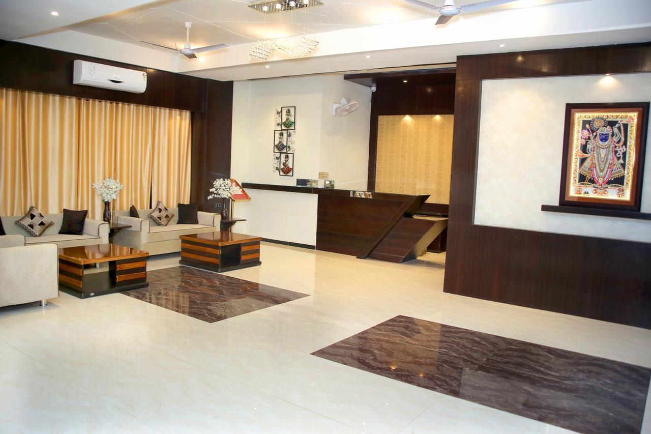 Hotel Lavanya Palace Ratlam ภายนอก รูปภาพ